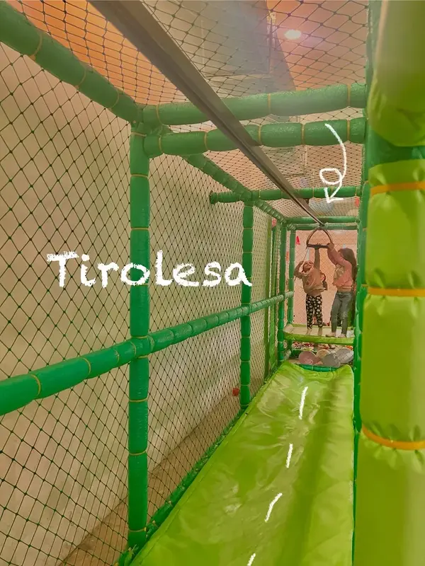 Tirolesa para niños en pelotero Once Buenos Aires